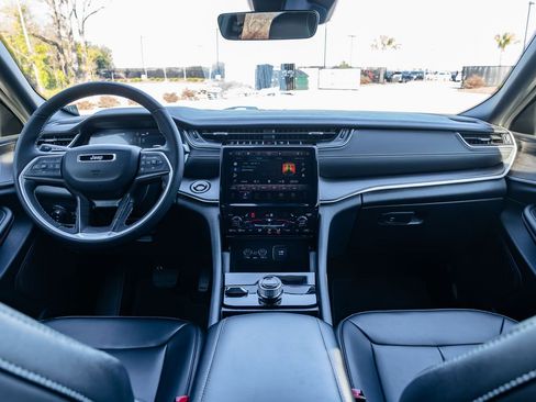 Used 2025 Jeep Grand Cherokee Limited image 21