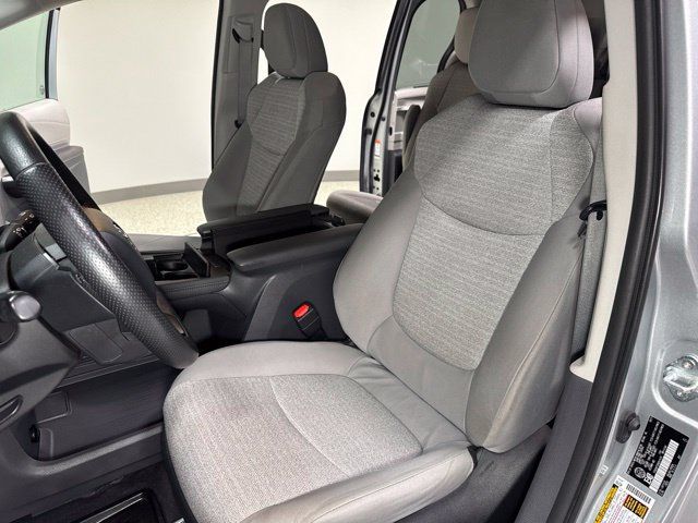 Used 2022 Toyota Sienna LE AWD/4WD image 16