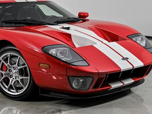 Used 2005 Ford GT RWD image 2
