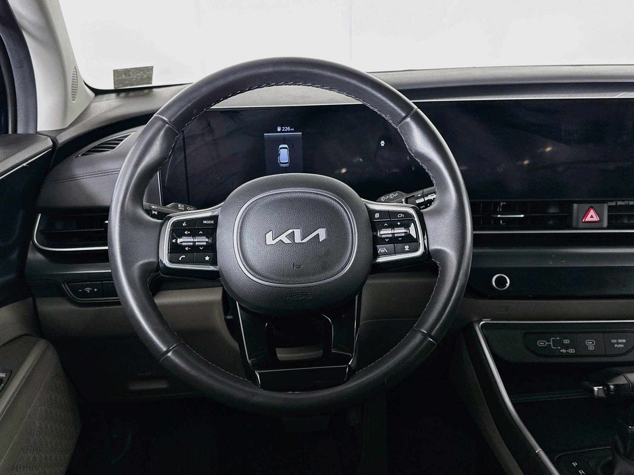 Used 2025 Kia Carnival FWD image 17