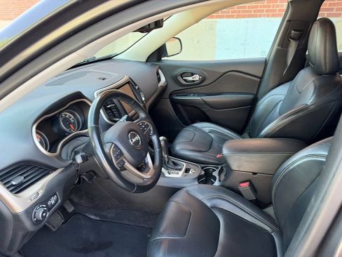 Used 2017 Jeep Cherokee Limited AWD/4WD image 6