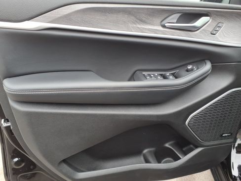 Used 2023 Jeep Grand Cherokee 4WD 4xe image 12