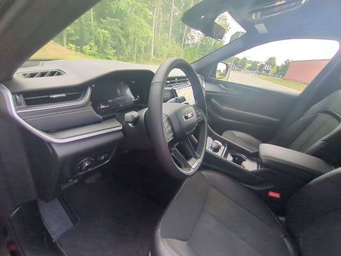 New 2025 Jeep Grand Cherokee L Altitude image 30