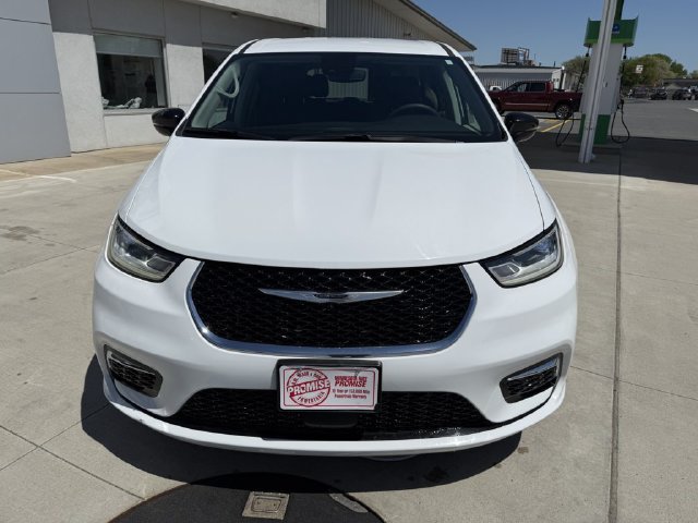 Used 2024 Chrysler Pacifica Touring-L FWD image 3