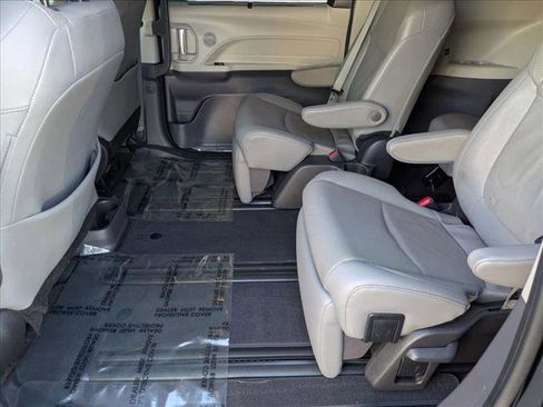 Used 2024 Toyota Sienna Limited image 19