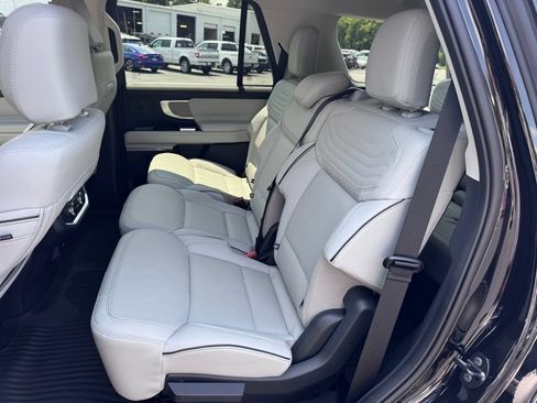 Used 2025 Ford Expedition Platinum w/ Platinum Ultimate Package AWD/4WD image 34