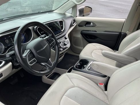 Used 2021 Chrysler Pacifica Touring-L FWD image 2