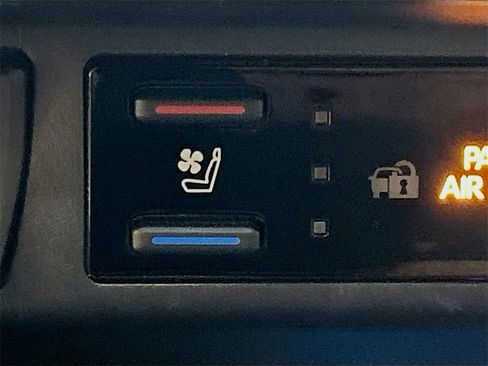 Used 2023 Toyota RAV4 Limited image 18