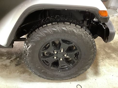 Used 2021 Jeep Gladiator Willys image 11