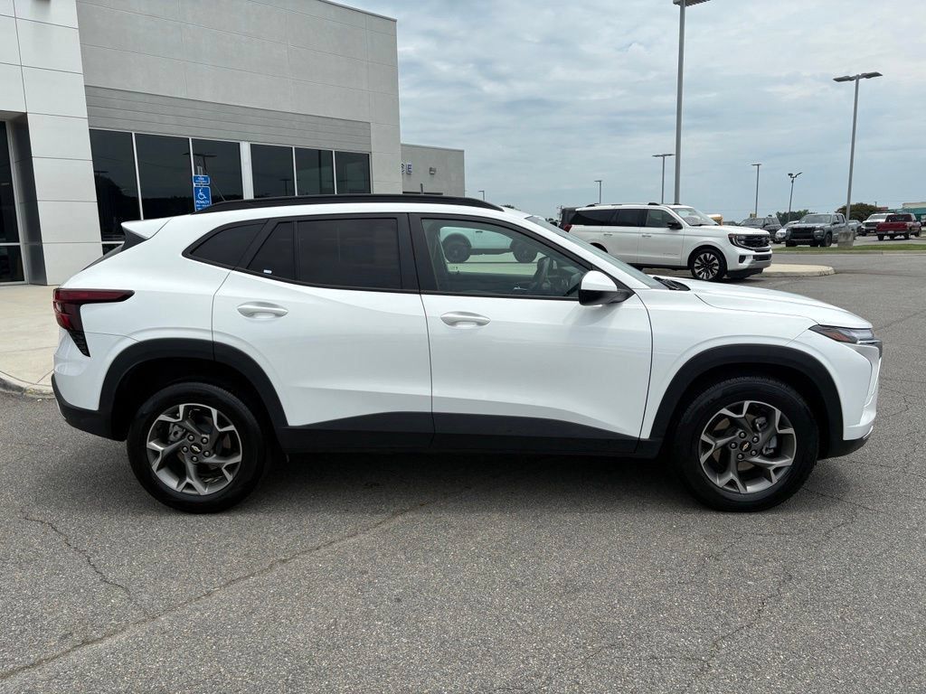 Used 2025 Chevrolet Trax LT FWD image 2