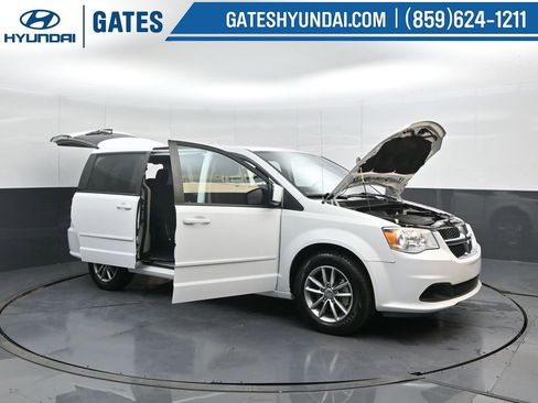 Used 2016 Dodge Grand Caravan SE image 45