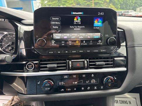 Used 2024 Nissan Pathfinder SL image 15