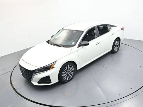 Used 2025 Nissan Altima 2.5 SV FWD image 35