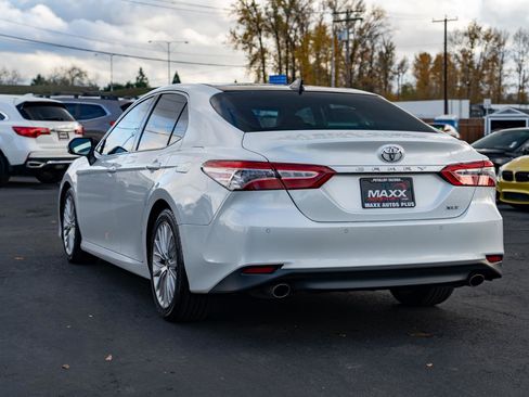 Used 2018 Toyota Camry XLE image 12