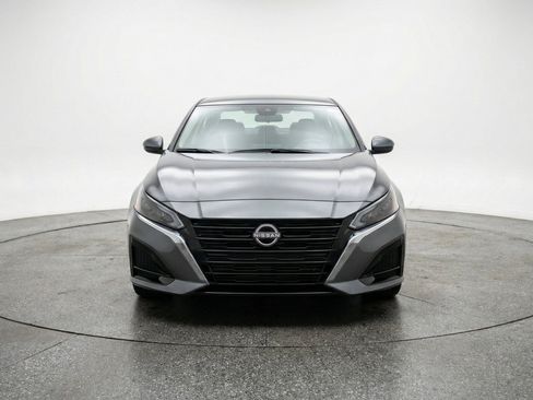 Used 2025 Nissan Altima 2.5 SV FWD image 2