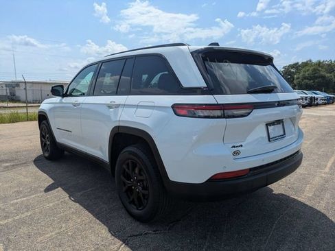 Used 2025 Jeep Grand Cherokee Altitude AWD/4WD image 6