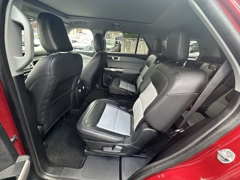 Used 2022 Ford Explorer XLT w/ Equipment Group 202A image 10