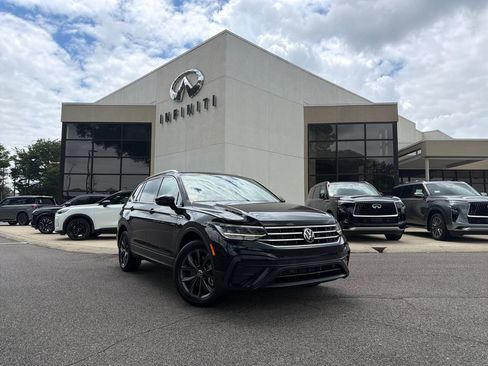 Used 2022 Volkswagen Tiguan SE w/ Panoramic Sunroof Package FWD image 1