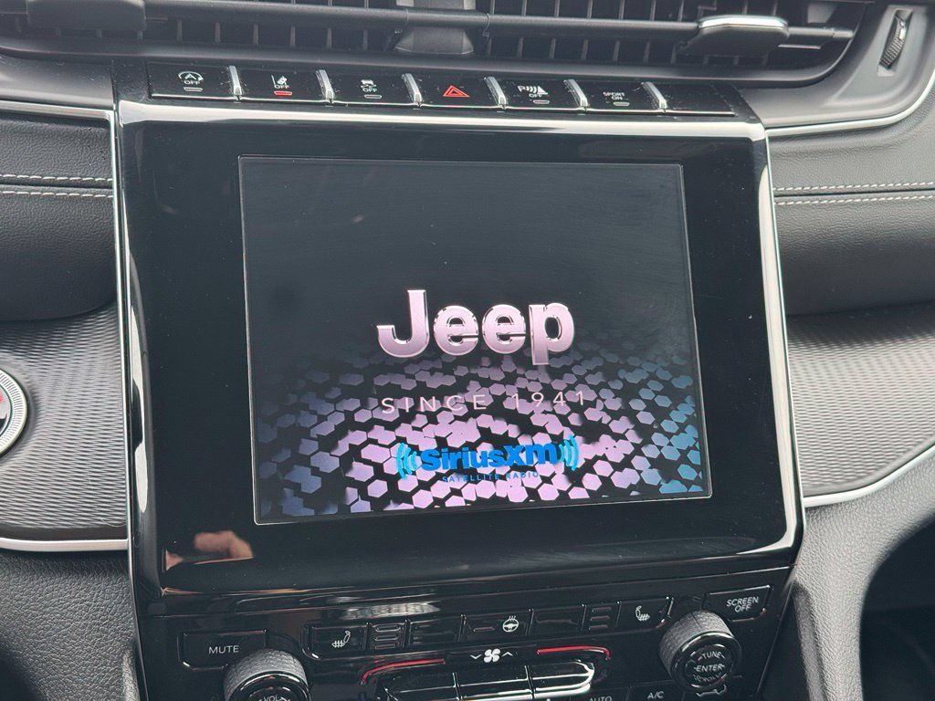 Used 2024 Jeep Grand Cherokee Altitude AWD/4WD image 3