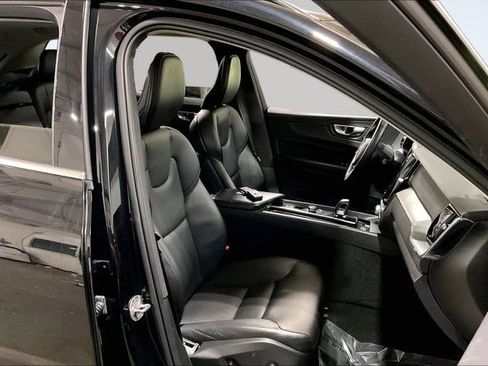 Certified 2023 Volvo XC60 B5 Core w/ Climate Package AWD/4WD image 10