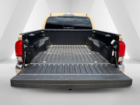 Used 2020 Toyota Tacoma SR5 AWD/4WD image 36