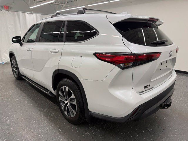 Used 2023 Toyota Highlander XLE AWD/4WD image 4
