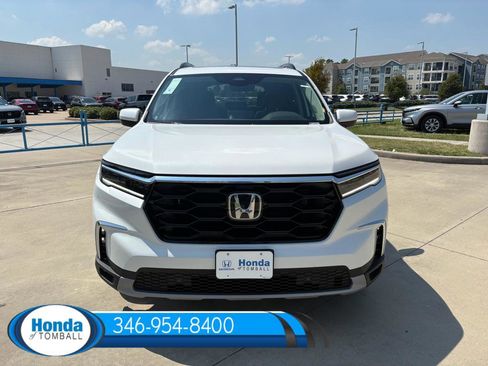 New 2025 Honda Pilot Touring image 2