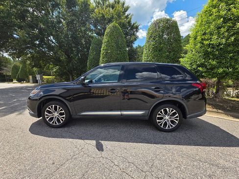 Used 2017 Mitsubishi Outlander ES AWD/4WD image 2
