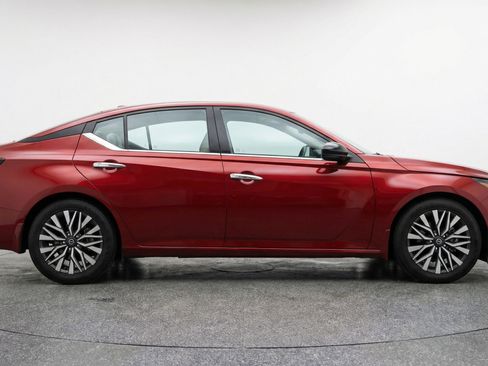 Used 2025 Nissan Altima 2.5 SV image 11