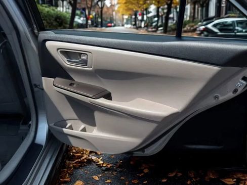 Used 2016 Toyota Camry SE image 8