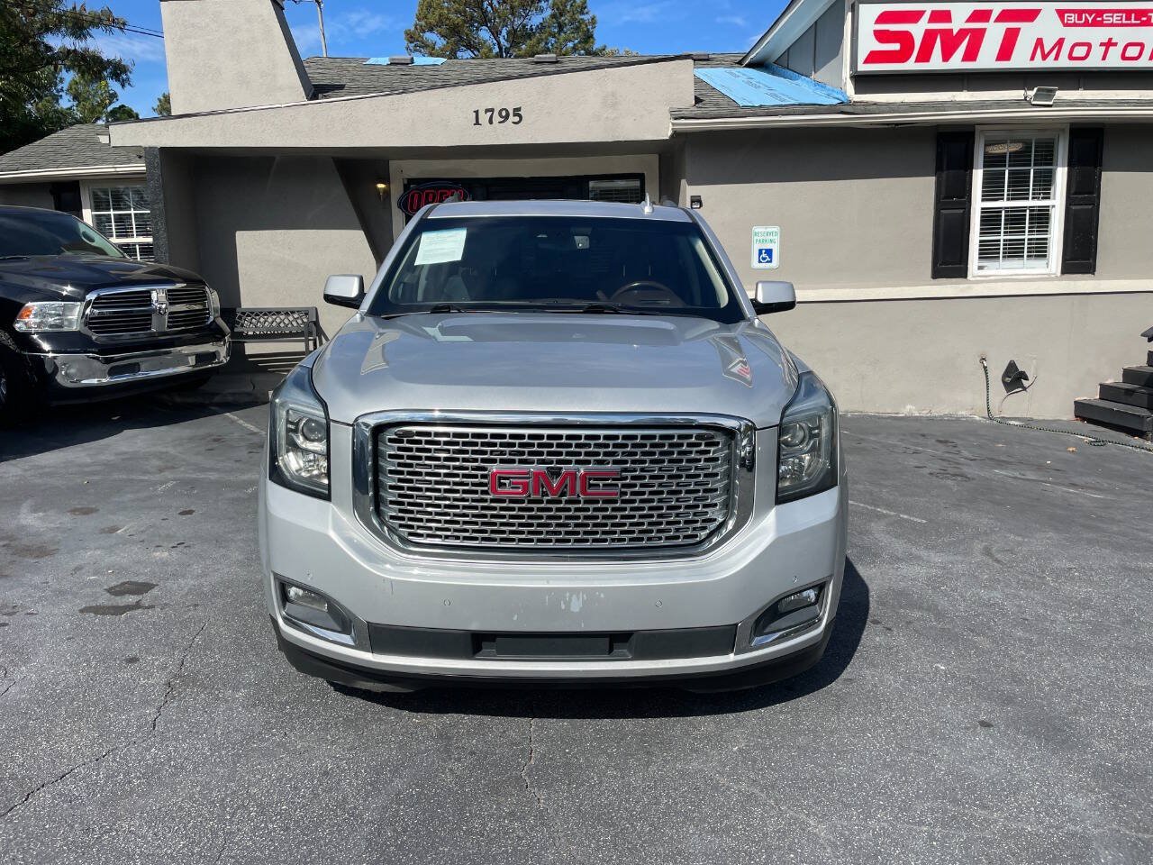 Used 2017 GMC Yukon Denali w/ Open Road Package AWD/4WD image 3