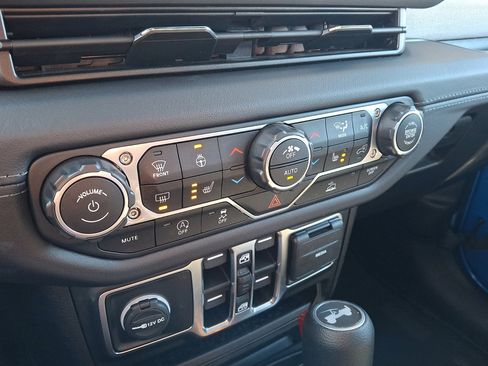 Used 2025 Jeep Wrangler Sahara image 29