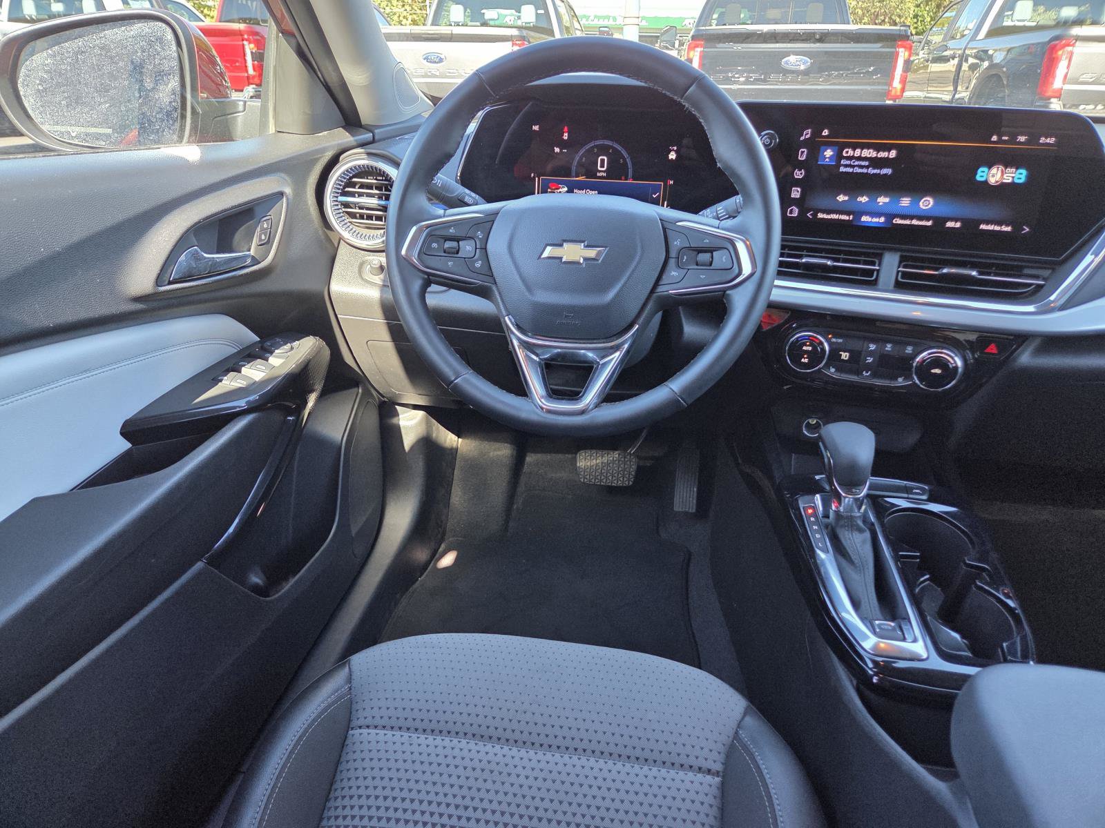 Used 2025 Chevrolet Trax LT w/ LT Convenience Package FWD image 16