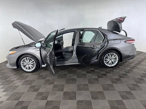 Used 2020 Toyota Camry XLE FWD image 11