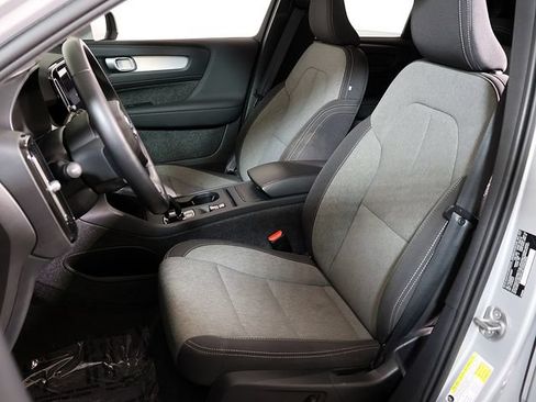 Used 2025 Volvo XC40 B5 Core AWD/4WD image 4