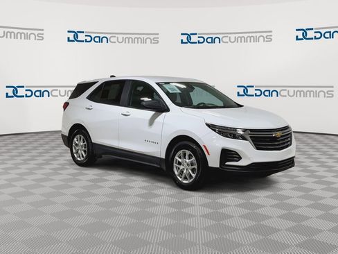 Used 2022 Chevrolet Equinox LS w/ LS Convenience Package FWD image 2