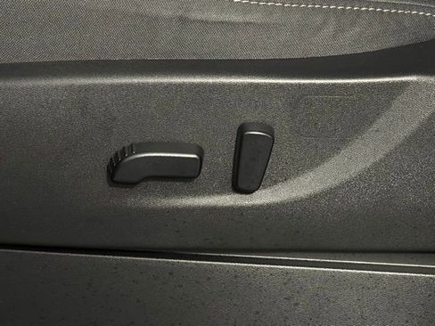 Used 2024 Nissan Frontier SV image 27