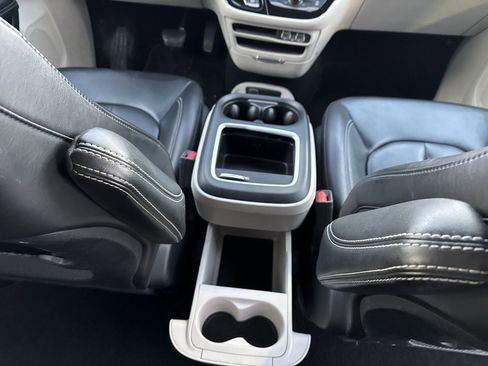 Used 2023 Chrysler Pacifica Touring-L image 18