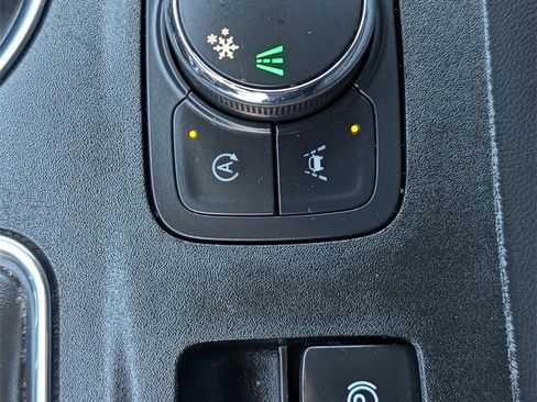 Used 2023 Chevrolet Traverse LT image 20