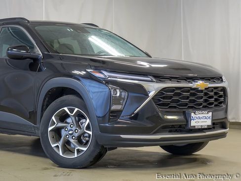 Used 2025 Chevrolet Trax LT w/ LT Convenience Package FWD image 3