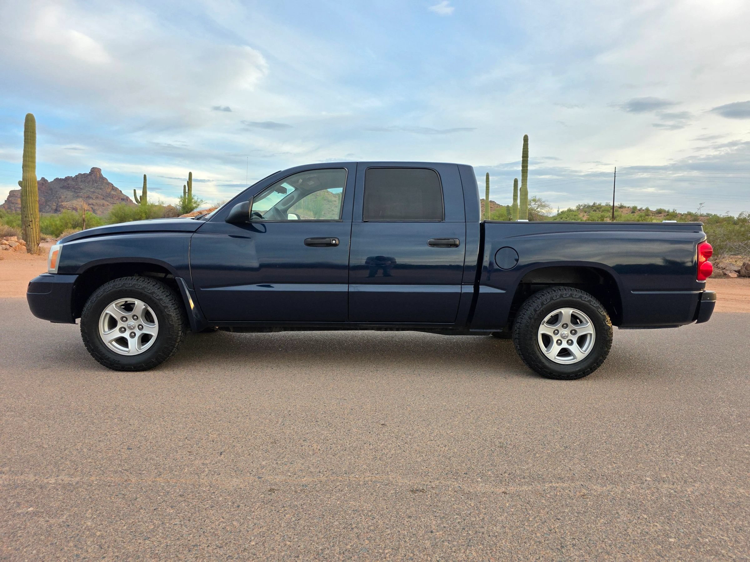 Used 2007 Dodge Dakota SLT RWD image 2