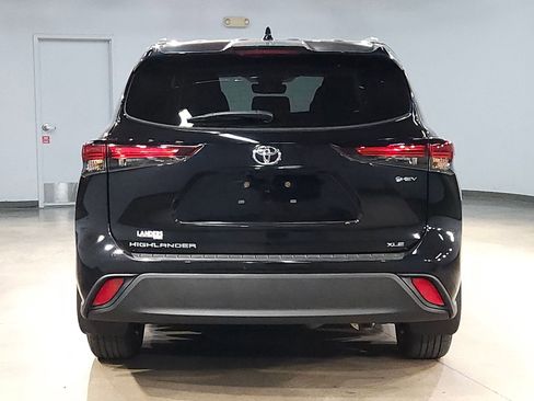 Certified 2025 Toyota Highlander XLE image 6