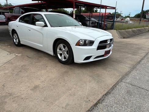 Used 2013 Dodge Charger SE RWD image 4
