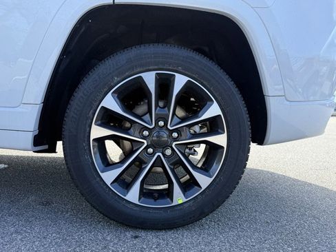 New 2025 Jeep Grand Cherokee Overland AWD/4WD image 26