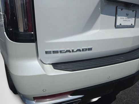 Used 2023 Cadillac Escalade Premium Luxury AWD/4WD image 43