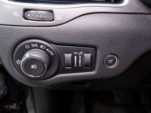 Used 2019 Jeep Cherokee Limited FWD image 30
