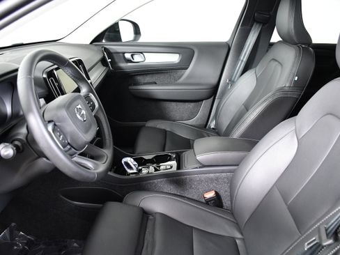 Used 2025 Volvo XC40 B5 Plus image 20