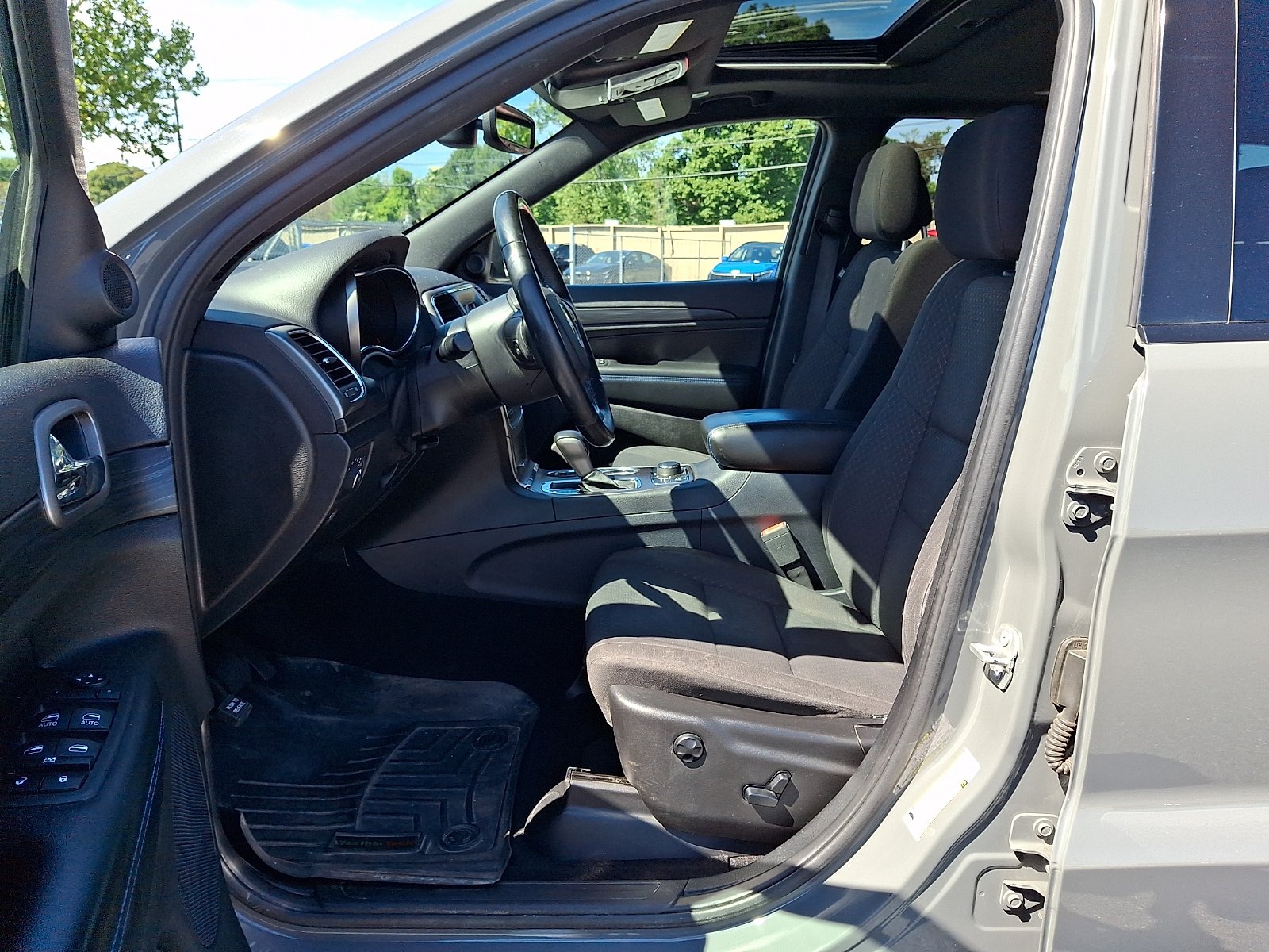 Used 2019 Jeep Grand Cherokee Laredo AWD/4WD image 15