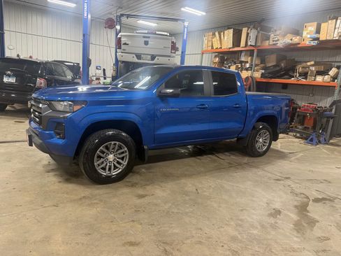 Used 2023 Chevrolet Colorado LT w/ LT Convenience Package II AWD/4WD image 4