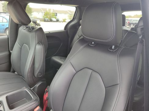 New 2026 Chrysler Pacifica Select FWD image 15